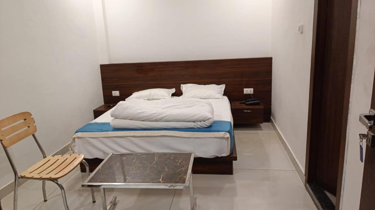 Hotel Cross Road By Wb Inn Unnao Dış mekan fotoğraf